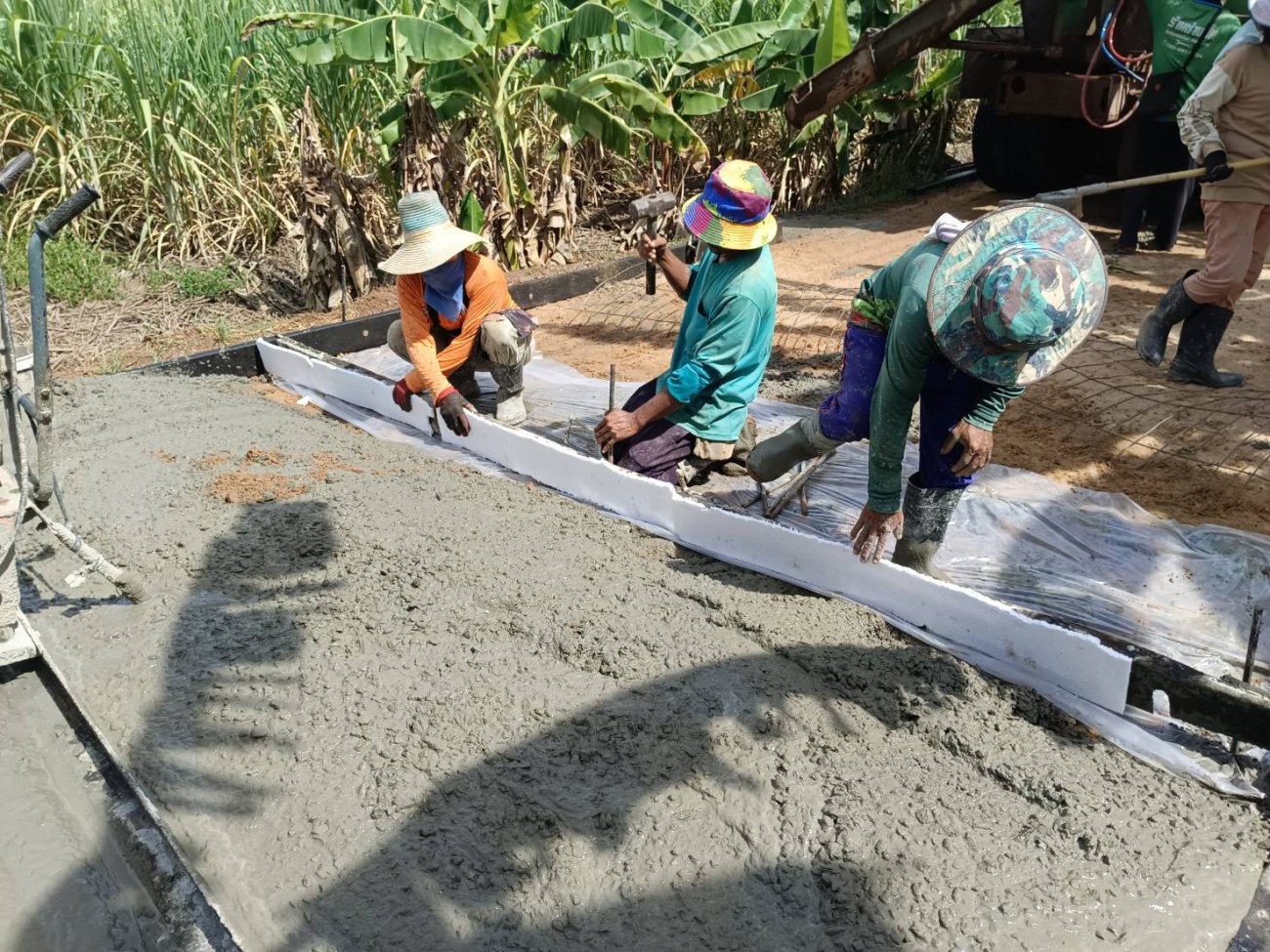 วันที่  13  กันยายน  2568  คณะกรรมการตรวจรับพัสดุลงพื้นที่เพื่อปฎิบัติหน้าที่ตามโครงการก่อสร้างถนนคอนกรีตเสริมเหล็ก  หมู่ 8 บ้านรุ่งเรืองพัฒนา  สายต่อคอนกรีตเทษบาลเชื่อมป่าชุมชน ช่วงที่ 3 ขนาดกว้าง 4 เมตร ระยะทาง 207 เมตร  หนา 0.15 เมตร หรือมีพื้นที่ไม่่น้อยกว่า 828 ตารางเมตร งบประมาณ 497,200 บาท