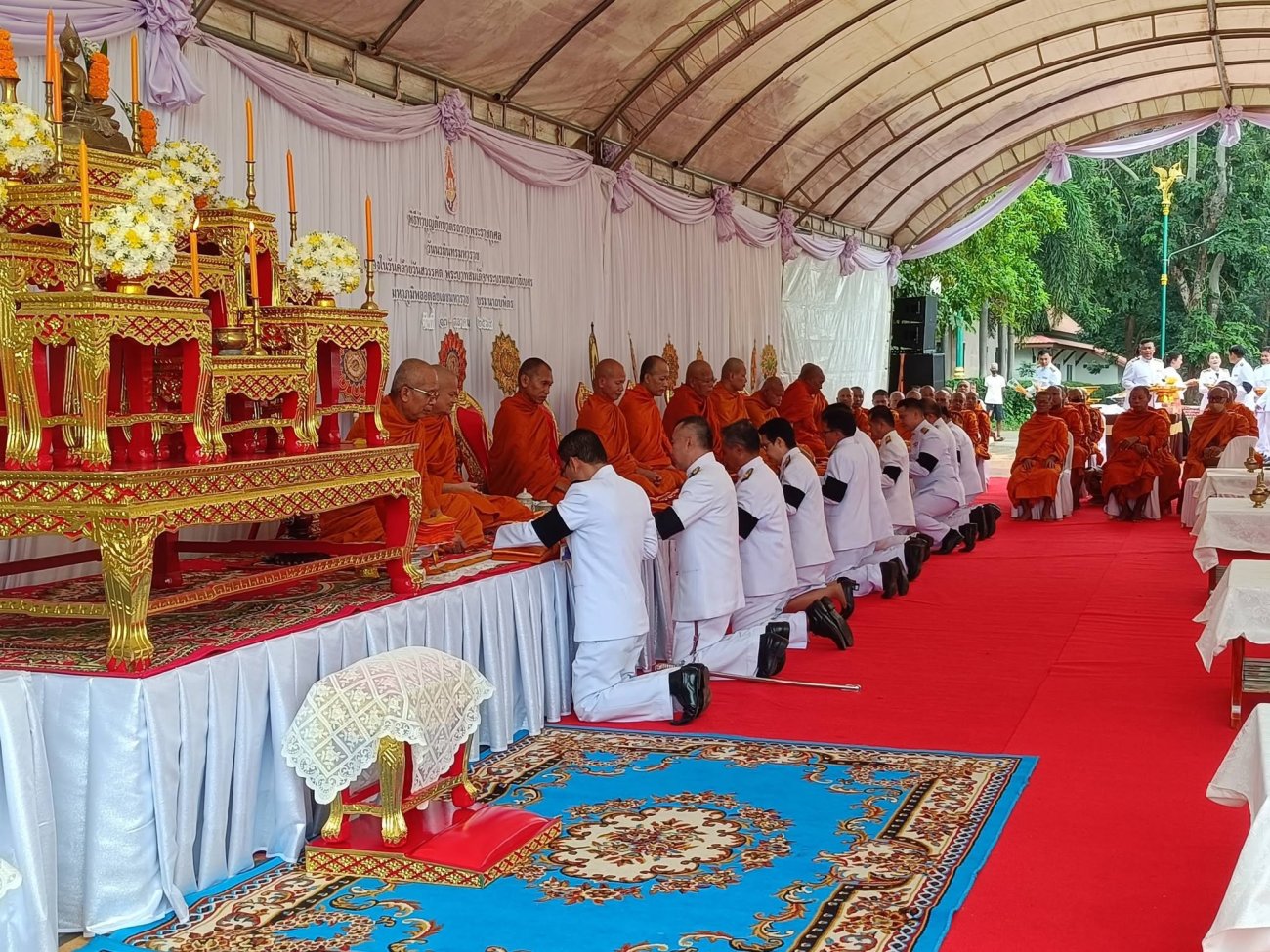 เข้าร่วมพิธีทำบุญตักบาตรถวายพระราชกุศล และพิธีวางพวงมาลา เนื่องในวันคล้ายวันสวรรคต พระบาทสมเด็จพระปรมินทรมหาภูมิพลอดุลยเดช บรมนาถบพิตร ณ หอประชุมอำเภอเสิงสาง จังหวัดนครราชสีมา